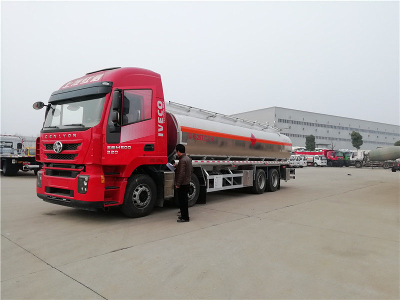 上汽紅巖29.7方前四后八鋁合金運油車，20噸運油車